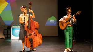 WwKulturPreis Musikerinnen Zwei Frauen auf der Bühne mit Streichinstrument und Gitarre