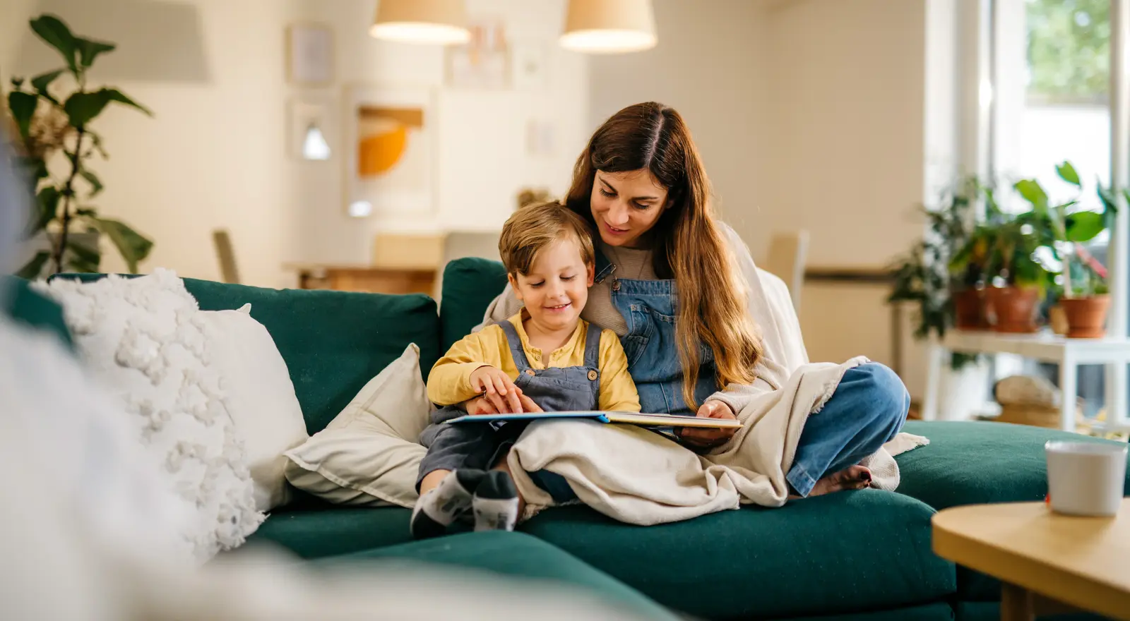 Mutter und Kind auf dem Sofa Mutter und Kind auf dem Sofa