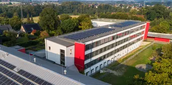Erich-Gutenberg-Berufskolleg mit Photovoltaikanlagen Das Erich-Gutenberg-Berufskolleg in Bünde hat Photovoltaik-Anlagen auf den Dächern.
