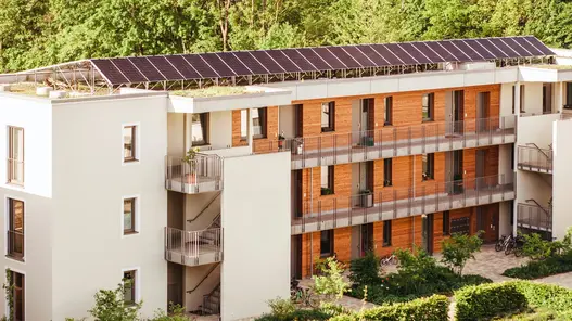 Ideale Wärmelösungen für Mehrfamilienhäuser und Gewerbeimmobilien Mehrfamilienhaus mit PV auf dem Dach