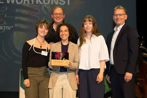Westfalen Weser KulturStarter Preisverleihung Westfalen Weser KulturStarter Preisverleihung: Die Siegerinnen des Preises stehen zusammen mit der Geschäftsführung auf der Bühne und halten den Preis in den Händen.