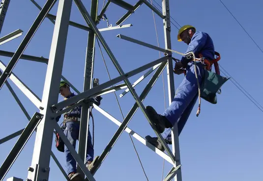 Mitarbeter klettern auf einem Mast