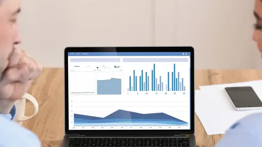 Pegelstandsmessung_Laptop Mann und Frau schauen auf einen Laptop