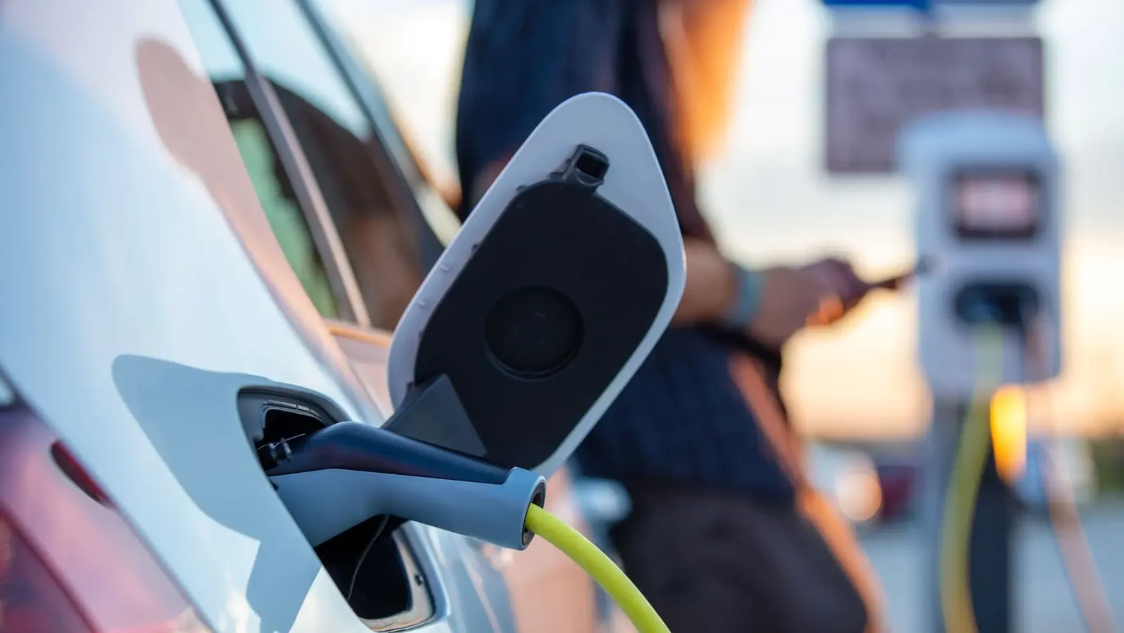 Ladehardware für alltägliches Elektroauto‑Laden Ein Elektroauto lädt an einer Ladestation über ein angeschlossenes Ladekabel.