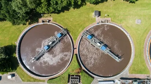 Eine Kläranlage von oben aus Vogelperspektive.