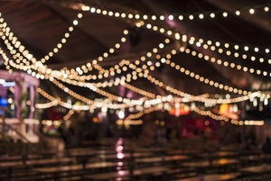 Ein Bild von Lichterketten bei einer Abendveranstaltung Ein Bild von Lichterketten bei einer Abendveranstaltung