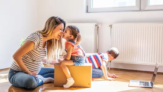 Mutter und Kinder vor einem Heizkörper Mutter und Kinder vor einem Heizkörper