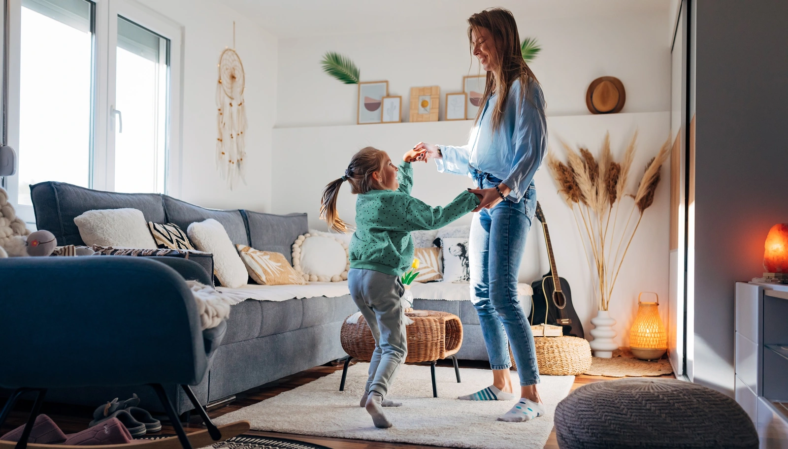 Angenehme Wärme: Mutter und Tochter Tanzen im Wohnzimmer Mutter und Tochter Tanzen im Wohnzimmer