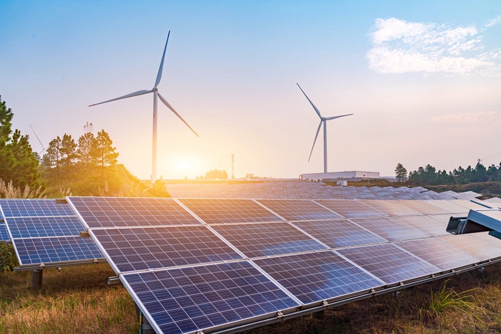 Umfangreiche Leistungen für regenerative Energien Windräder und PV in Abendstimmung