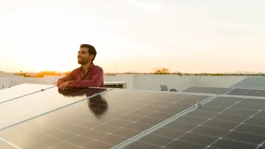 Viele erstklassige Leistungen rund um das Thema Energie Mann schaut über eine PV-Anlage