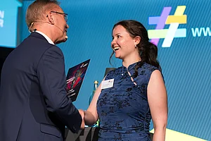 Finalistin Paula Buddenberg Jürgen Noch gratuliert Paula Buddenberg auf der Bühne und überreicht ihre eine Urkunde für den Start-Bonus beim WWKulturstarter26.