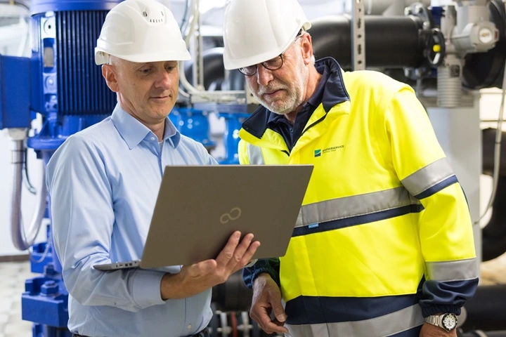Gespräch von zwei Personen im Wasserwerk.