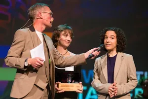 Westfalen Weser KulturStarter Preisverleihung Westfalen Weser KulturStarter Preisverleihung. Zwei Frauen werden auf der Bühne der Verleihung zum KulturStarter von einem Mann interviewt.