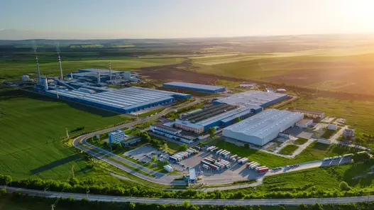 Energietechnische Anlagen für Industrie und Gewerbe Ein großer Industriebetrieb mit Fabrikhallen wird zuverlässig von energietechnischen Anlagen versorgt.