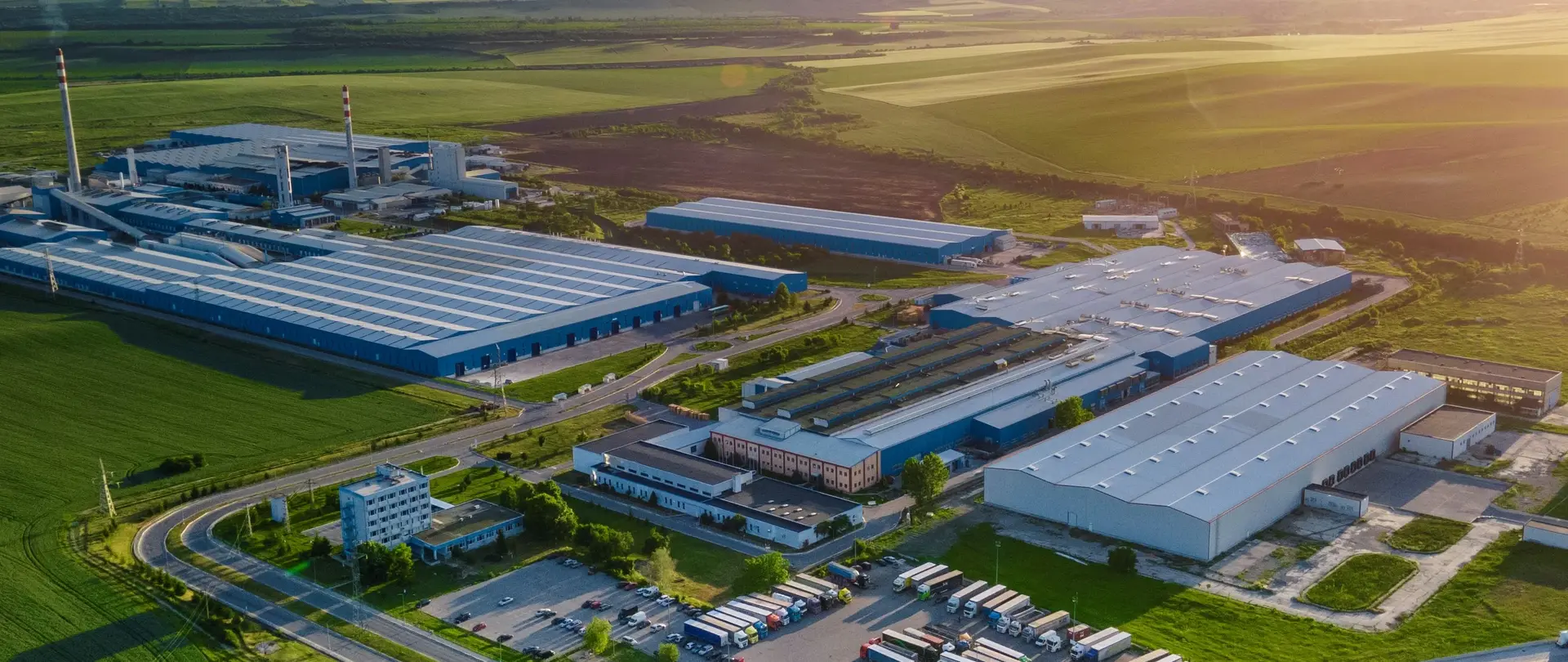 Ein großer Industriebetrieb mit Fabrikhallen wird zuverlässig von energietechnischen Anlagen versorgt.