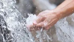Hände unter fließendem Wasser.