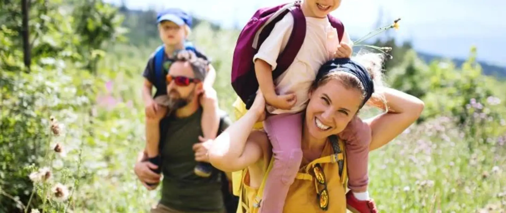 Familie wandert durch die Natur
