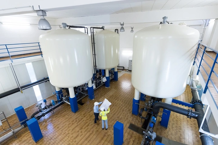 Wasserwerk von innen mit zwei Personen.