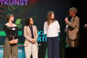 Westfalen Weser KulturStarter Preisverleihung Westfalen Weser KulturStarter Preisverleihung. Drei Frauen werden auf der Bühne der Verleihung zum KulturStarter von einem Mann interviewt.