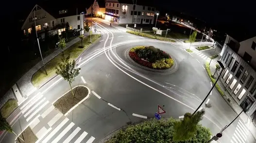 Moderne Beleuchtungssysteme für die beste Sicht Beleuchtete Straßenkreuzung