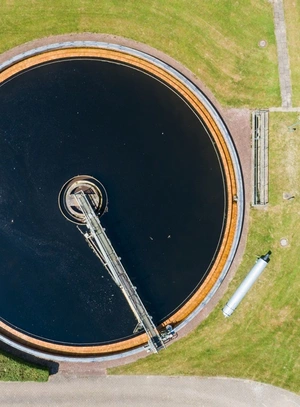 Vogelperspektive einer Kläranlage.