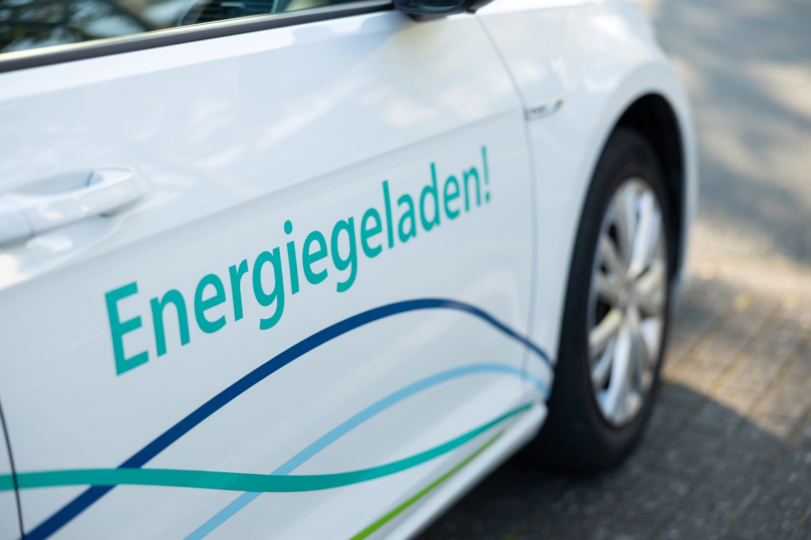 Elektroauto WW mit dem Schriftzug Energiegeladen