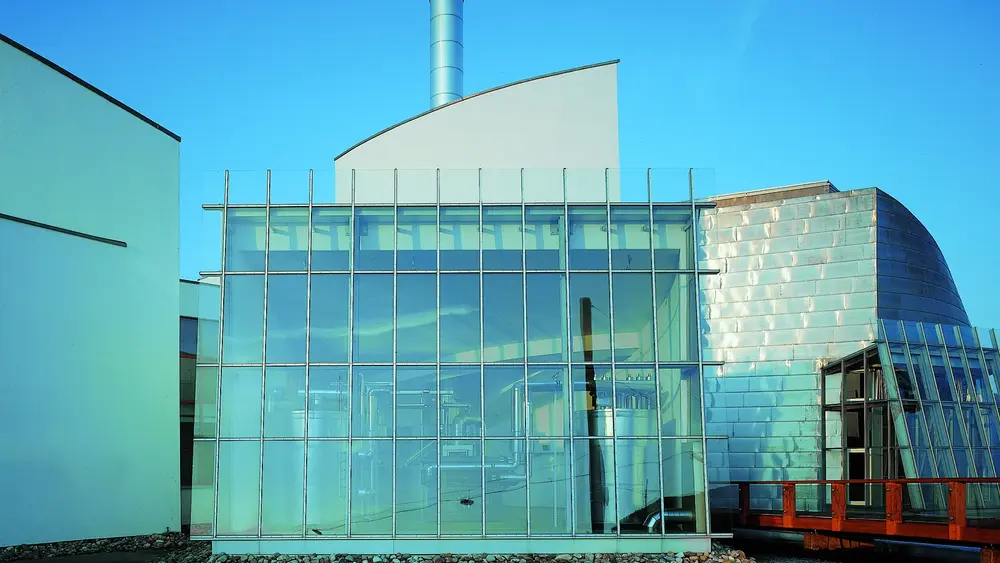 Ein großes, modernes Blockheizkraftwerk