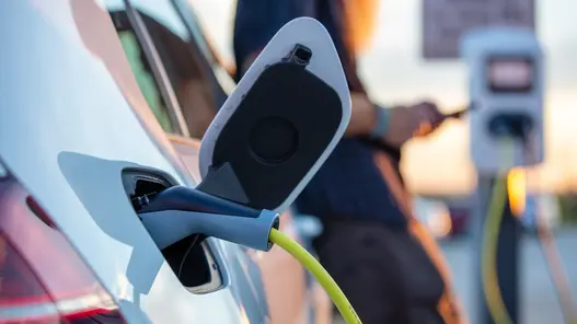 Ladestationen für Unternehmen und Kommunen Ladestecker steckt in einem E-Auto